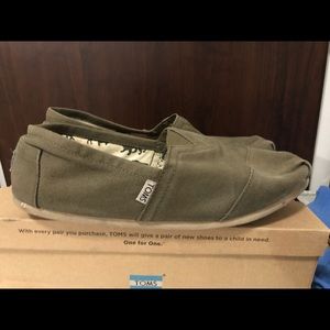 Toms slip on